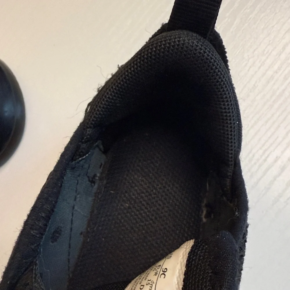 Toddler’s Nike Air Max 270 sneakers in black